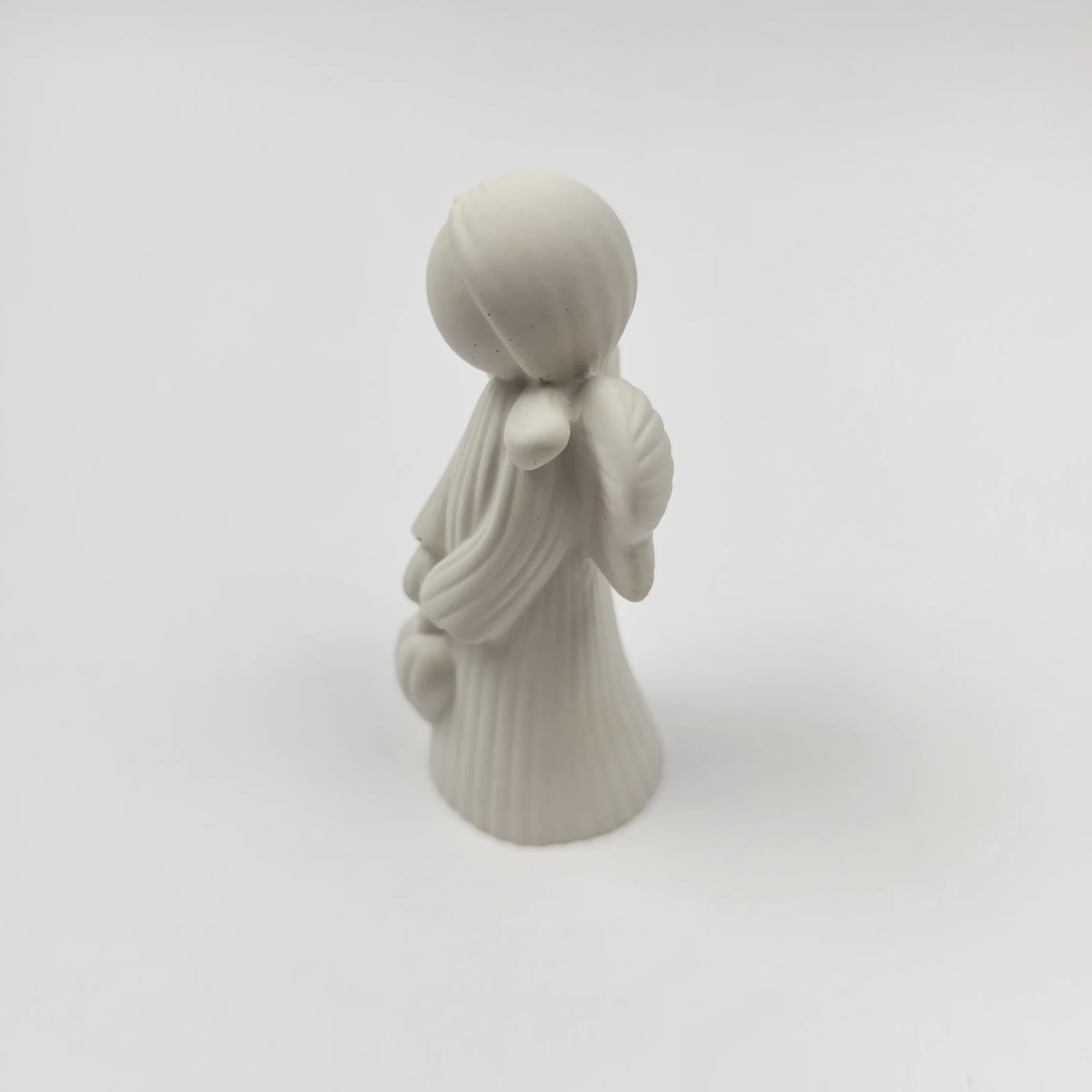 Szczegóły faktury skrzydeł figurki anioła wykonanej ręcznie z gipsu