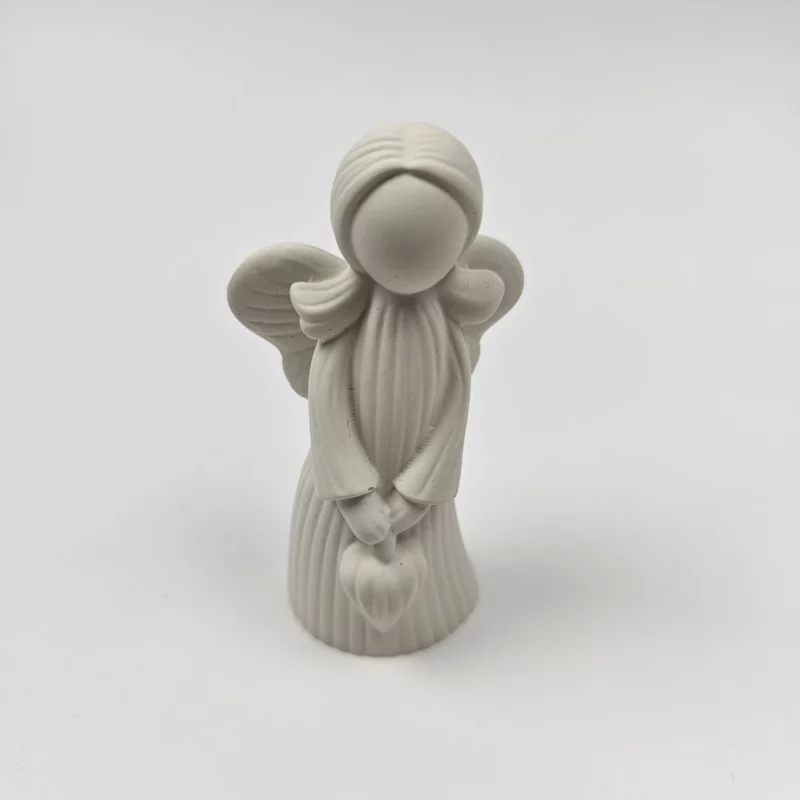 Ręcznie robiona figurka anioła z gipsu polimerowego trzymająca serce, widok z przodu