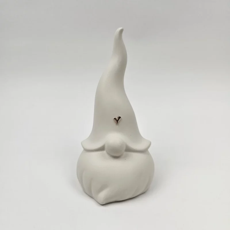 Front minimalistycznego skrzata z gipsu polimerowego z okrągłym nosem i brodą.