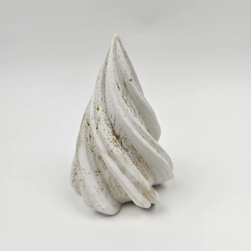 Biała spiralna choinka z gipsu polimerowego ze złotymi zdobieniami, stojąca na białym tle jako dekoracja świąteczna.