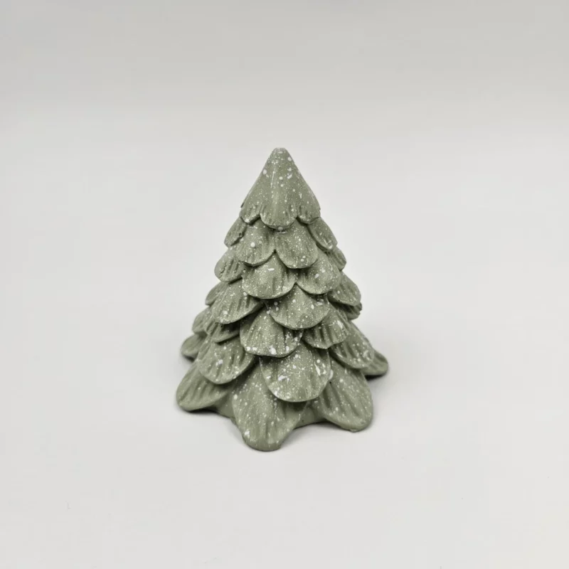 Ręcznie robiona choinka z gipsu polimerowego w kolorze szałwiowym z białym efektem śniegu