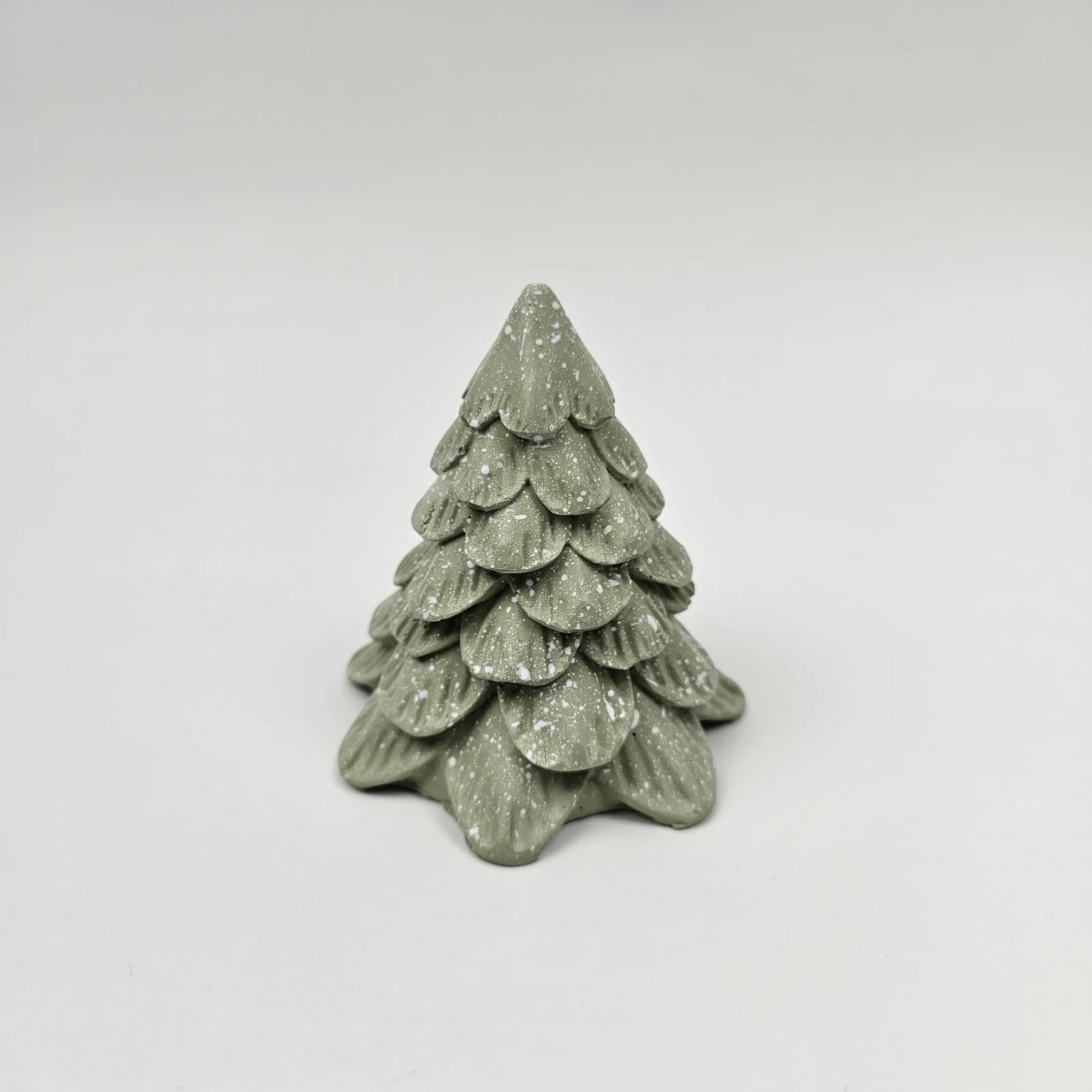 Ręcznie robiona choinka z gipsu polimerowego w kolorze szałwiowym z białym efektem śniegu