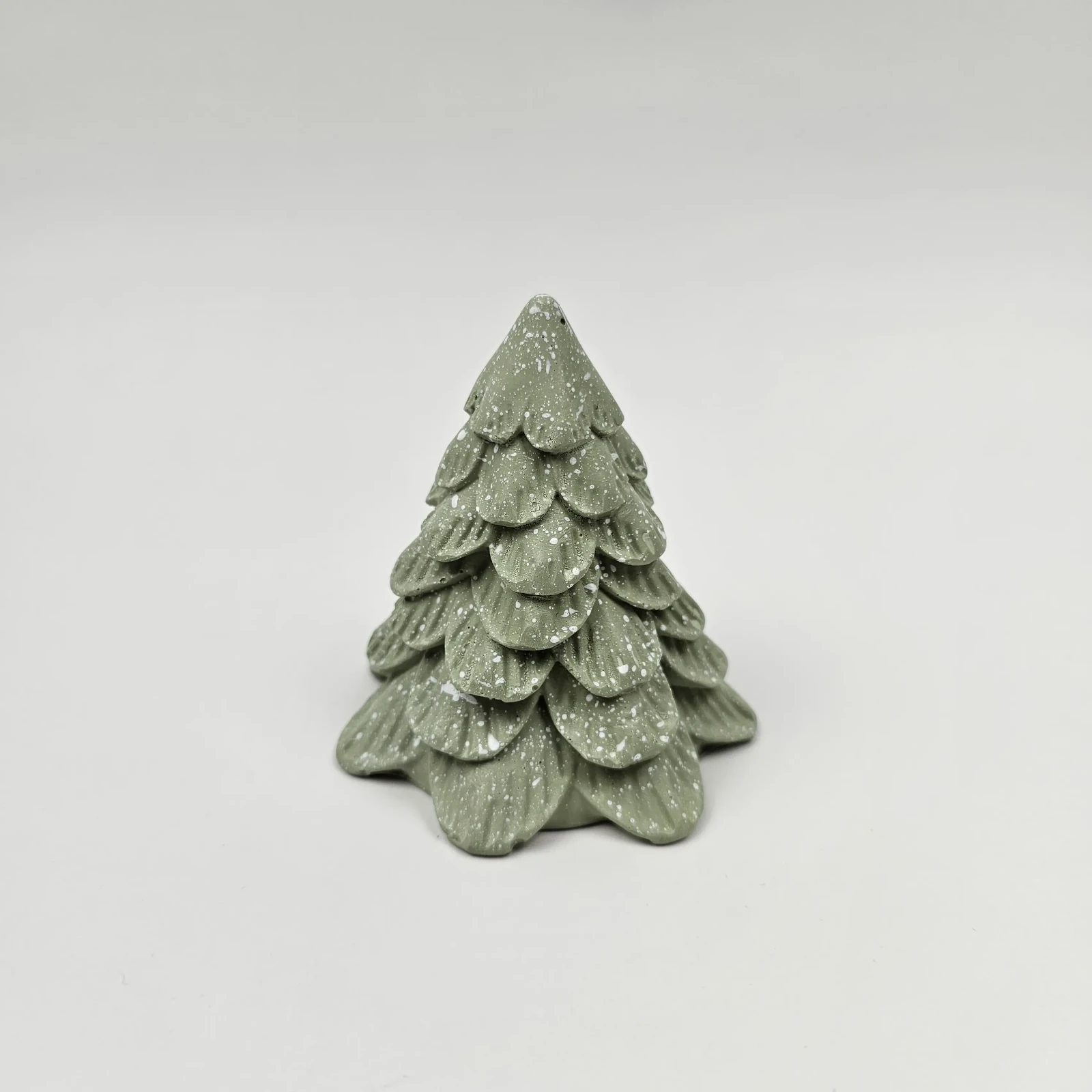 Zbliżenie na fakturę choinki z gipsu polimerowego z efektem lastryko i śniegu