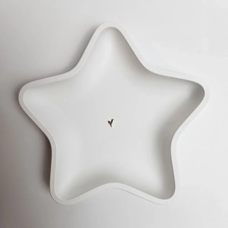 Ozdobna tacka gwiazdka handmade z gipsu polimerowego, biała ze srebrnym sercem, dekoracja na biurko.