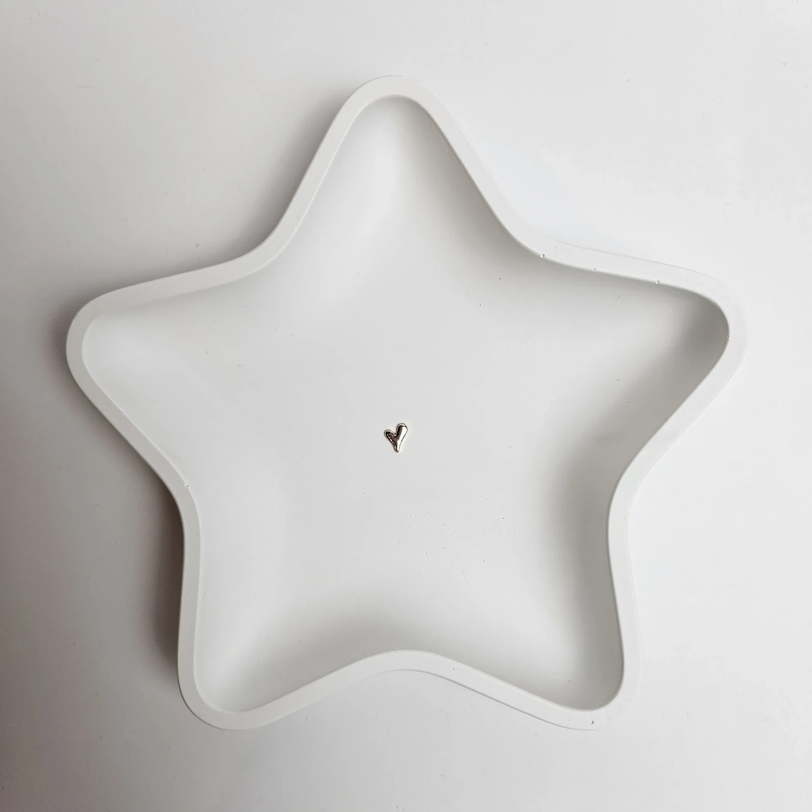 Ozdobna tacka gwiazdka handmade z gipsu polimerowego, biała ze srebrnym sercem, dekoracja na biurko.
