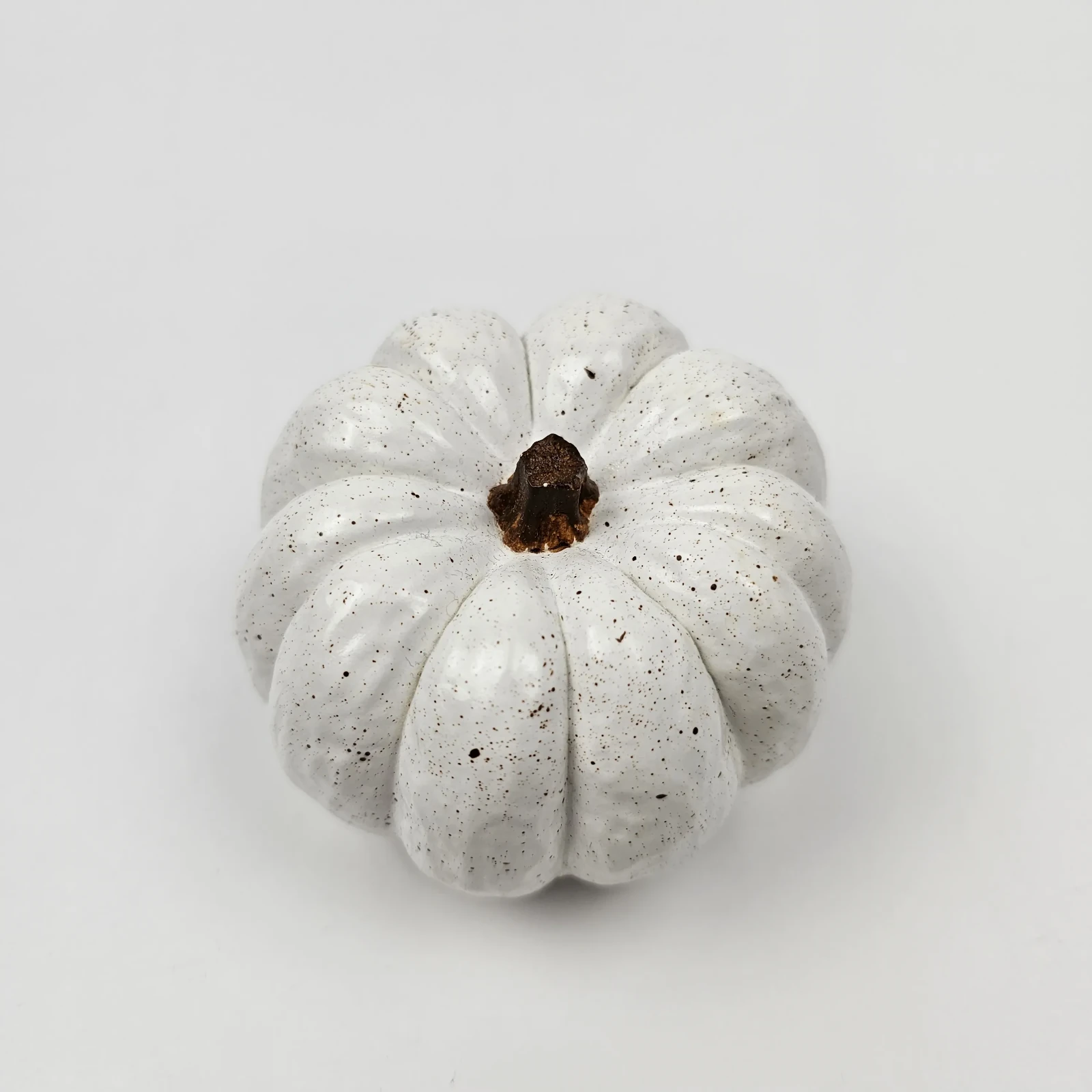 Ręcznie wykonana biała dynia ozdobna z gipsu polimerowego w czarne kropki widoczna z góry