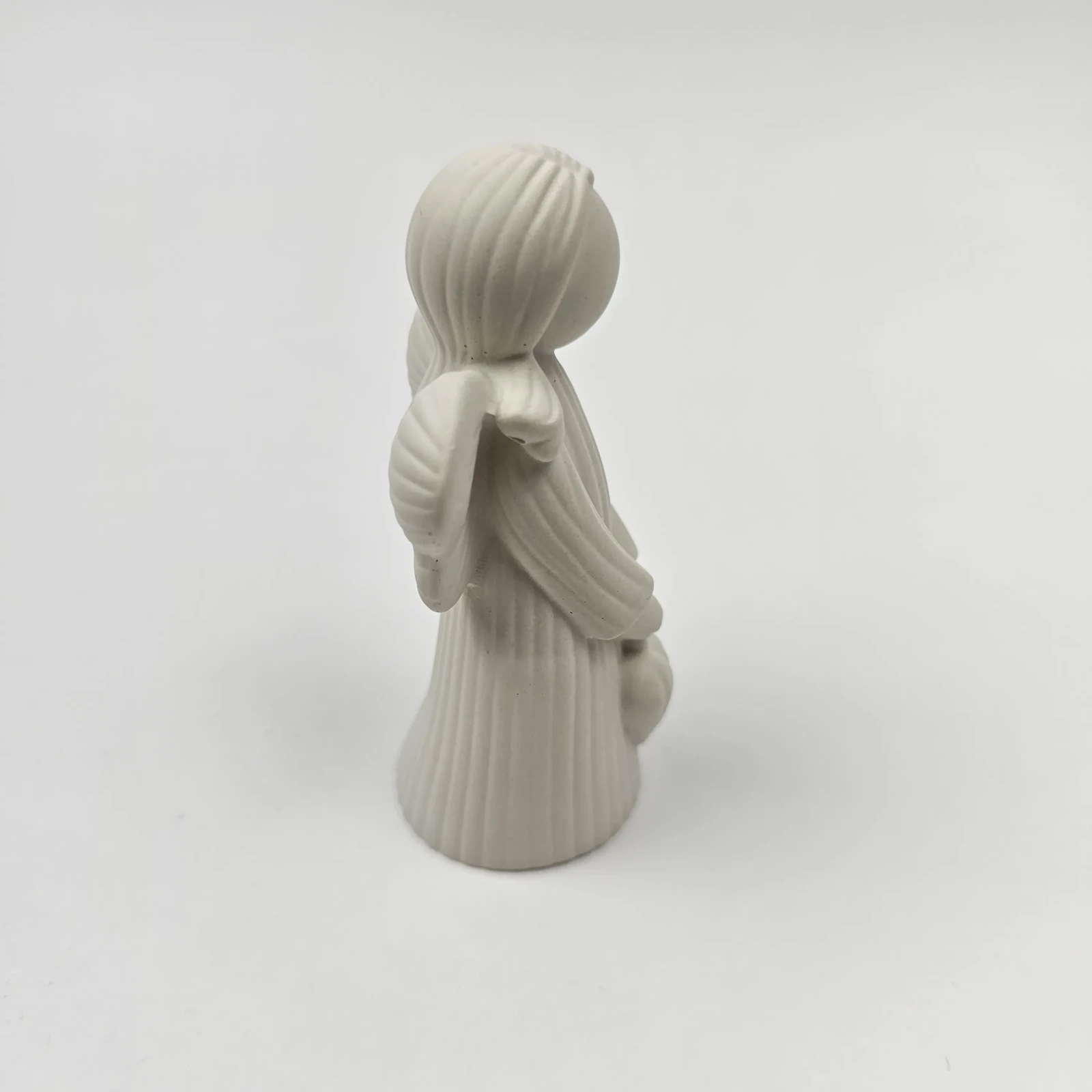 Profil minimalistycznej figurki anioła z gipsu polimerowego w kolorze białym