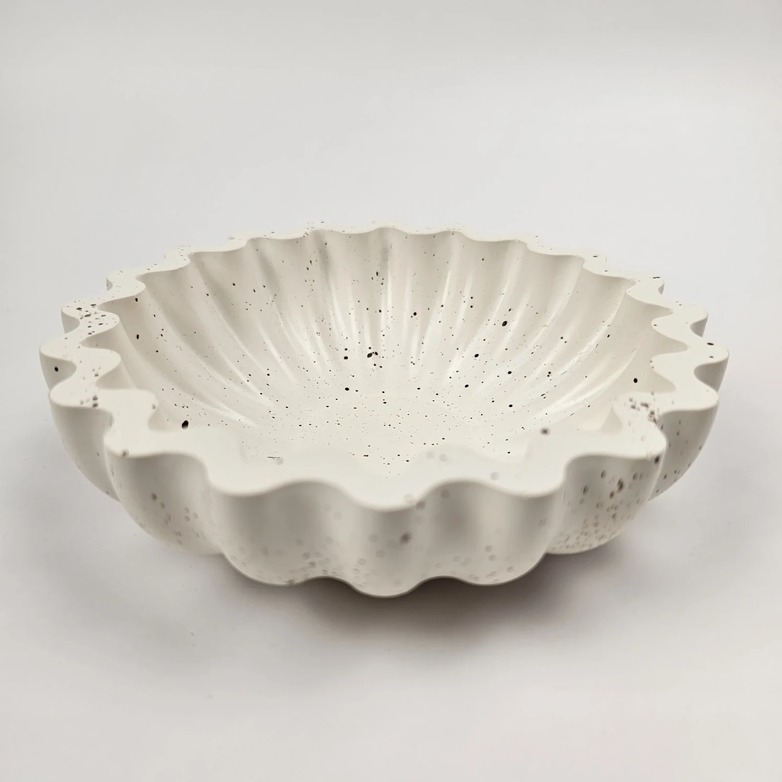 Widok całkowity na dużą miseczkę dekoracyjną z ekologicznego gipsu polimerowego w stylu terazzo, idealna na stolik kawowy.