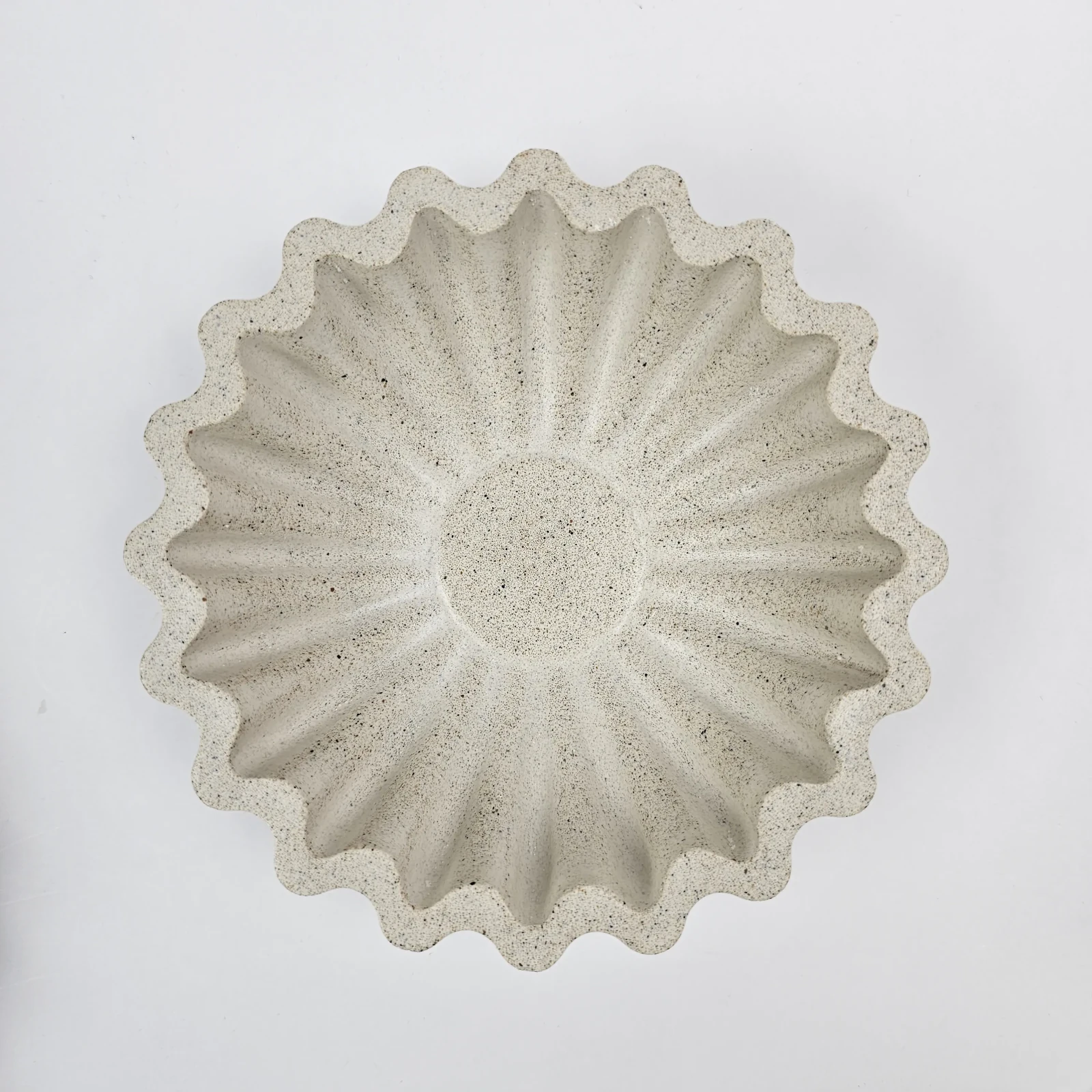 Beżowa, ręcznie robiona, falista miseczka z gipsu polimerowego z dodatkiem piasku nadmorskiego.