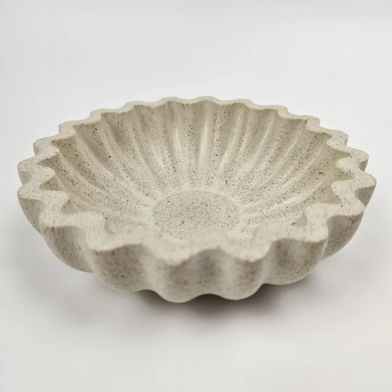 Geometryczna podstawka z gipsu polimerowego z piaskiem, idealna jako unikalny prezent.