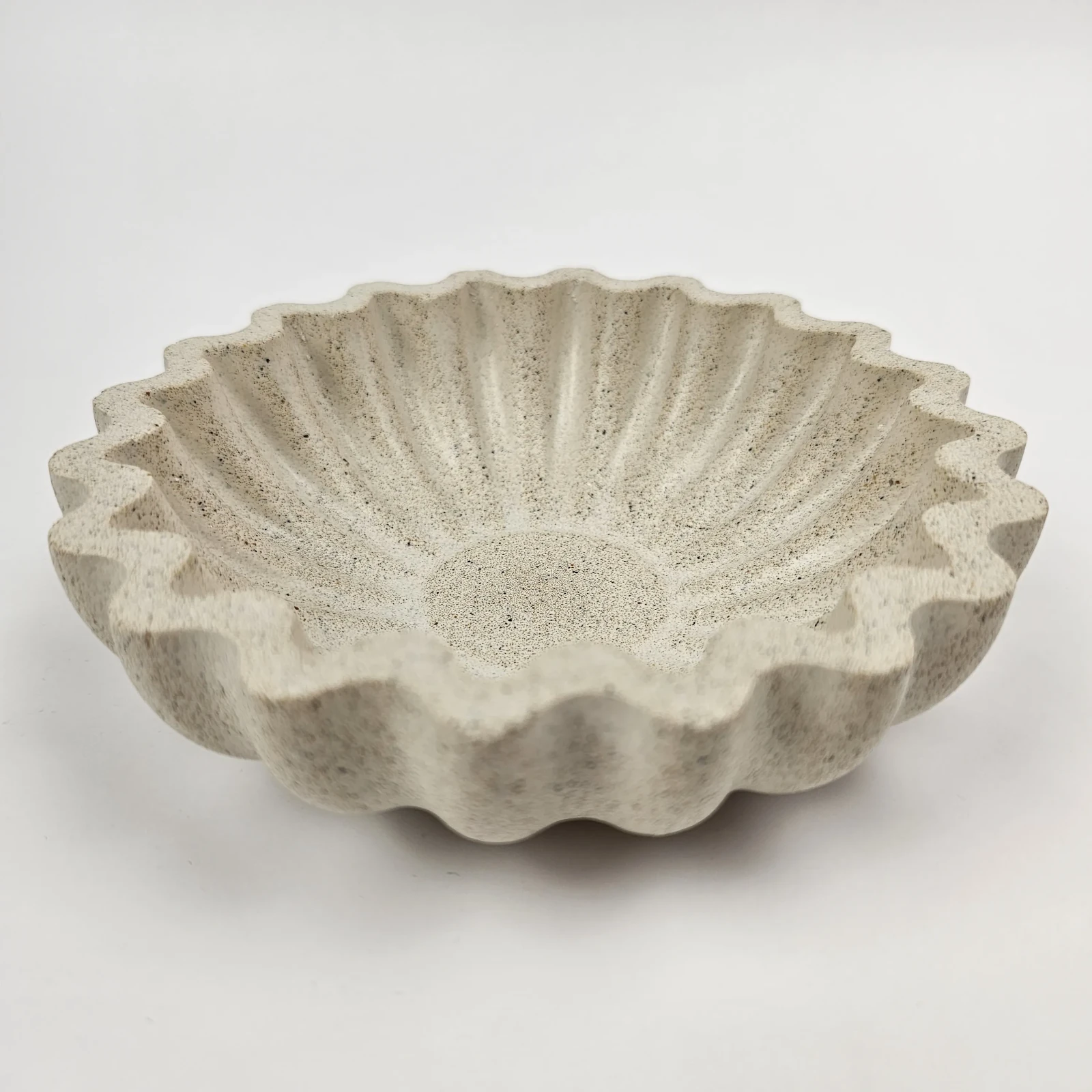 Geometryczna podstawka z gipsu polimerowego z piaskiem, idealna jako unikalny prezent.