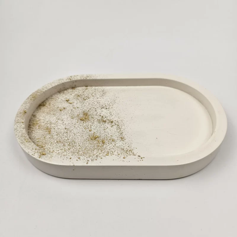 Ręcznie robiona owalna taca z gipsu polimerowego w kolorze białym ze złotym zdobieniem typu splatter, widoczny wysoki rant