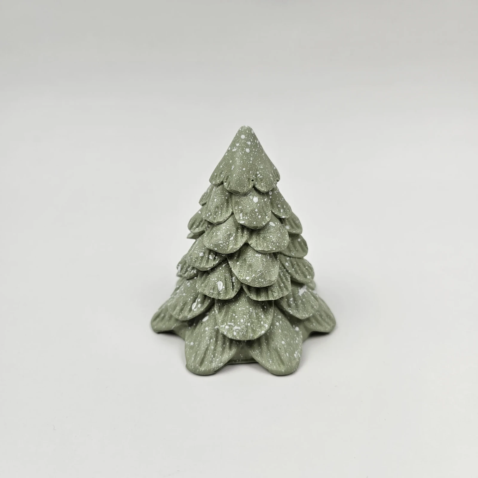 Dekoracyjna figurka choinki handmade na prezent świąteczny lub ozdobę biurka