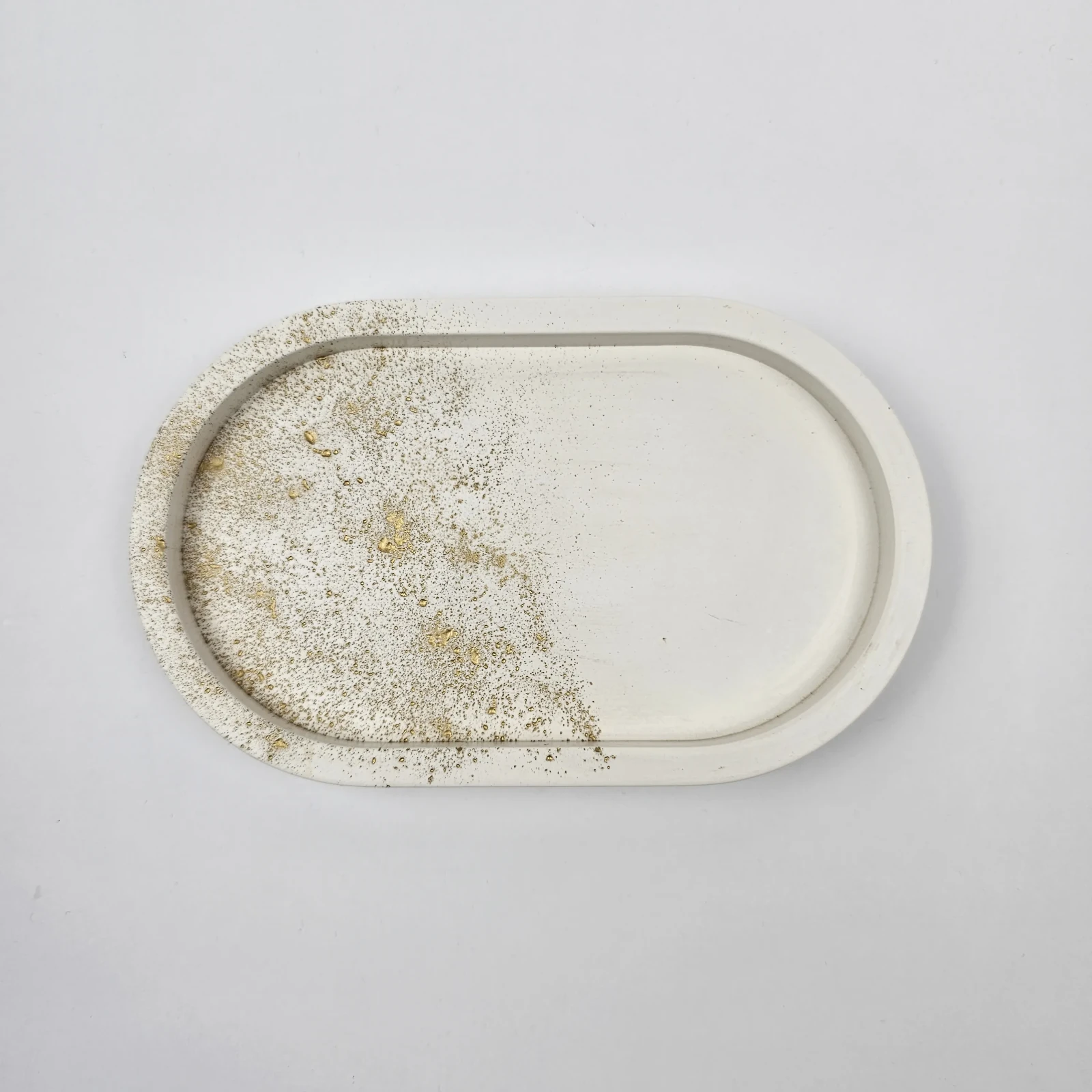 Biała podstawka na biżuterię z gipsu polimerowego w kształcie owalu z artystycznym złotym nakrapianiem