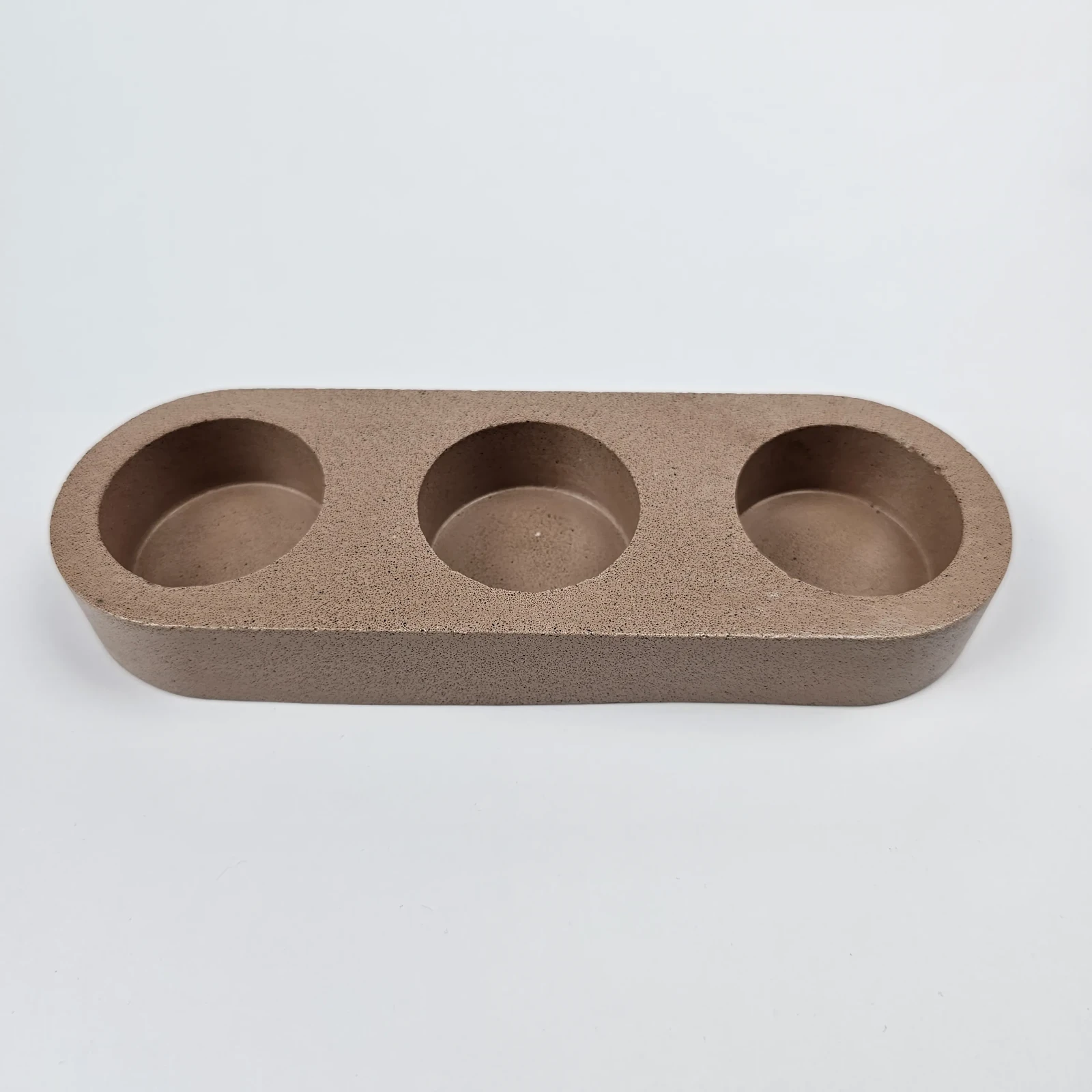 Potrójny świecznik z gipsu polimerowego w stylu minimalistycznym, idealny na prezent.