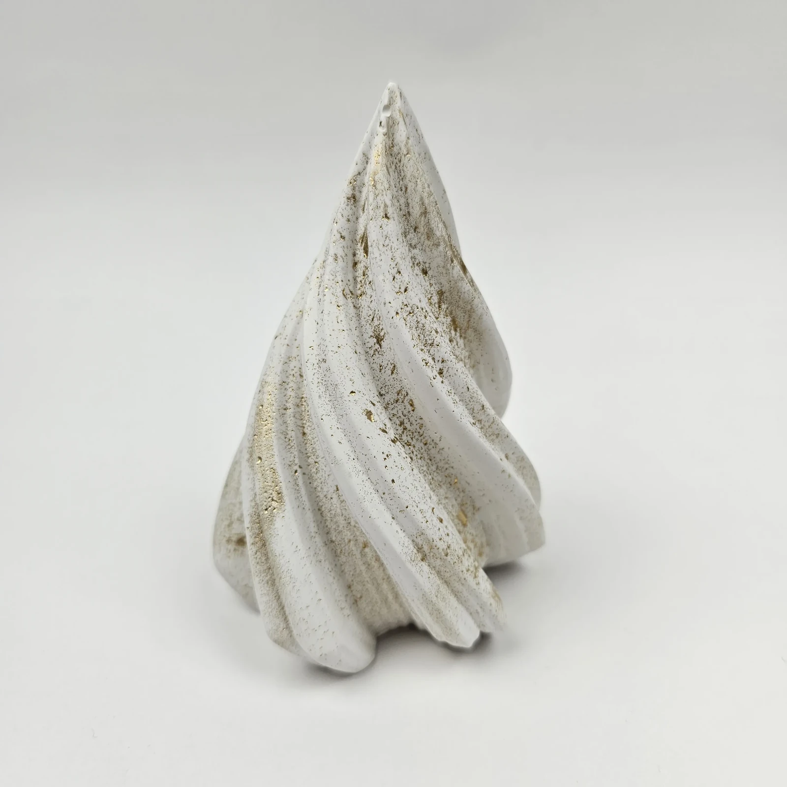 Ozdoba świąteczna w kształcie choinki z gipsu polimerowego, stylizowana na prezent handmade.