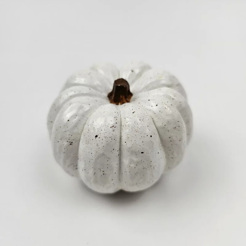 Mała dynia dekoracyjna z gipsu polimerowego w stylu lastryko na białym tle