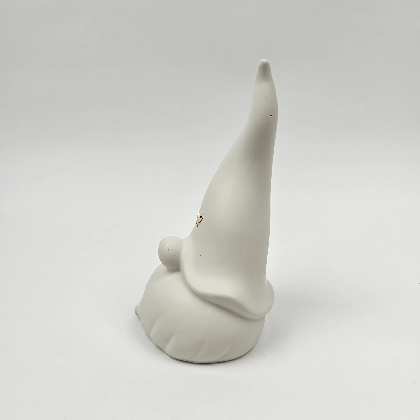 Biały skrzat handmade z gipsu polimerowego z małym złotym serduszkiem na czapce.