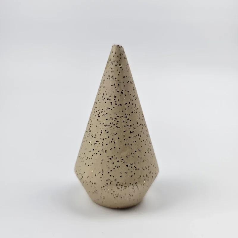 Ręcznie robiony stożkowy stojak z gipsu polimerowego na pierścionki, beżowy terrazzo