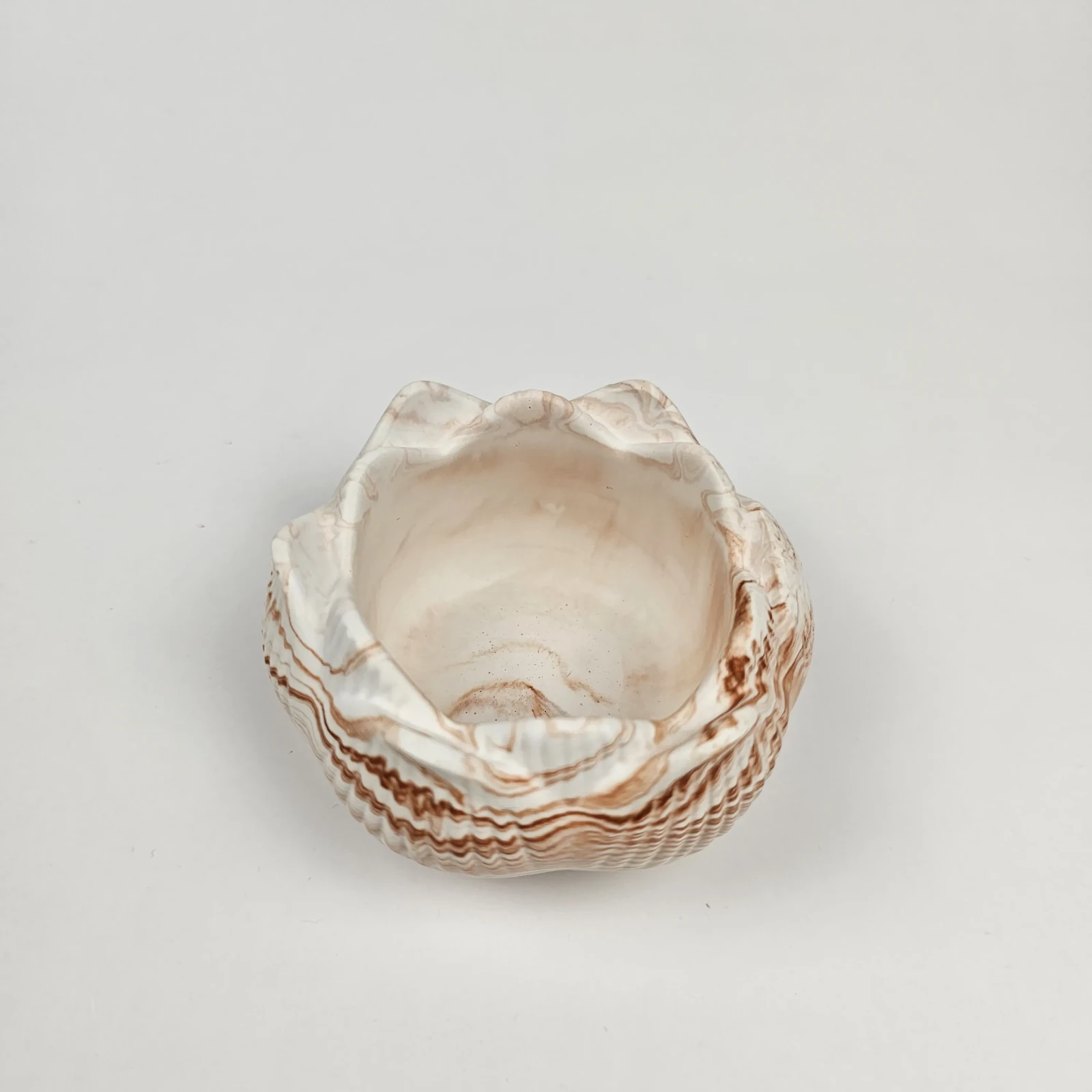 Minimalistyczna dekoracja boho w kształcie lotosu, widok z góry na symetryczne płatki.