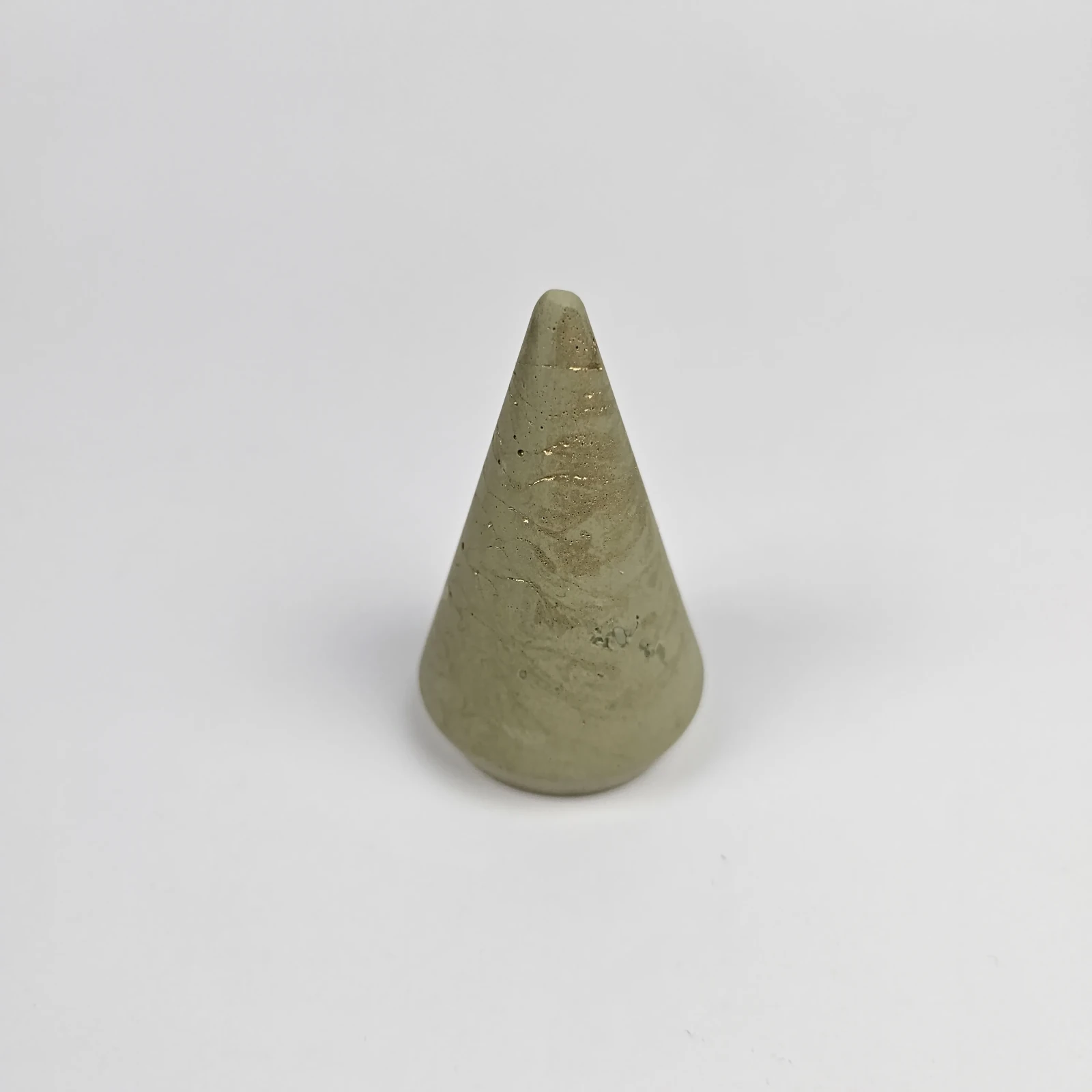 Minimalistyczny ekspozytor na biżuterię handmade w stylu industrialnym kolor oliwkowy