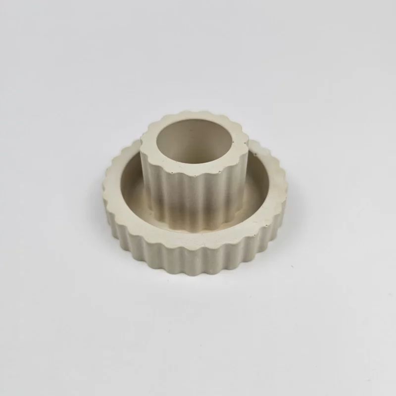 Minimalistyczny geometryczny świecznik handmade w stylu boho jako dekoracja stołu.