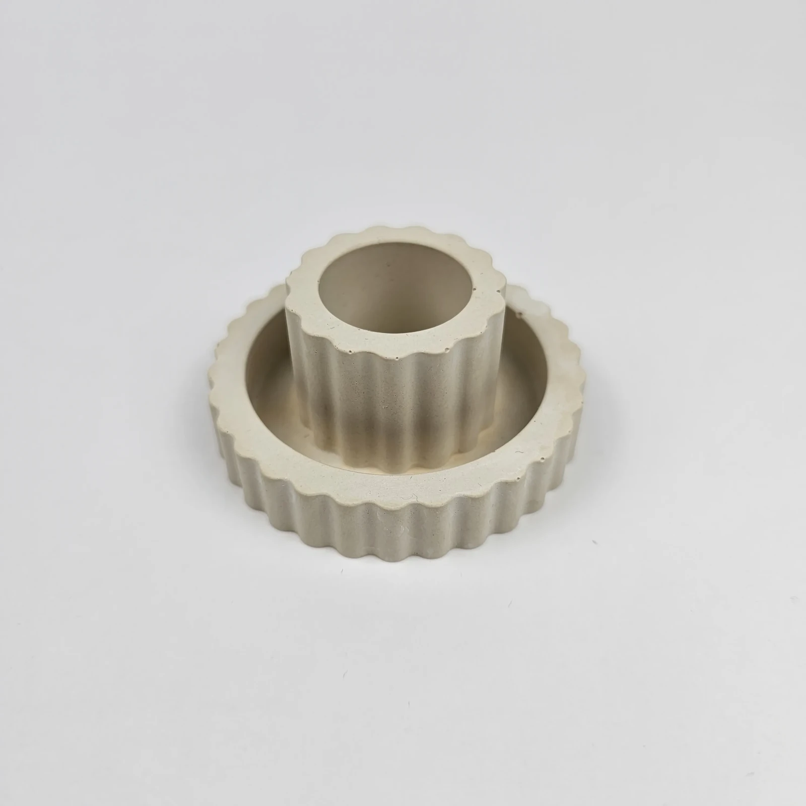 Minimalistyczny geometryczny świecznik handmade w stylu boho jako dekoracja stołu.