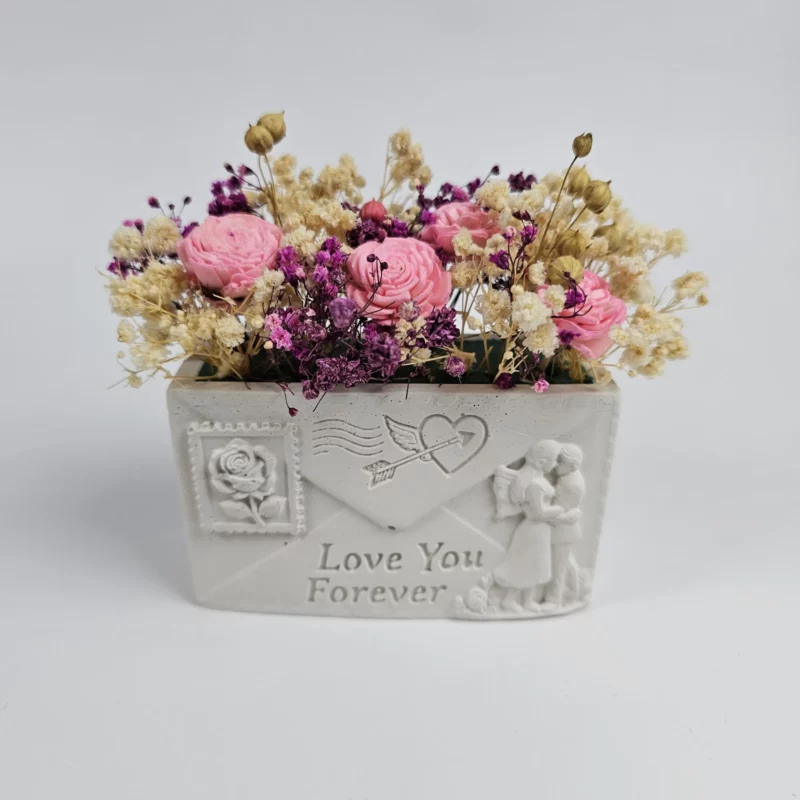 Biała koperta flowerbox z gipsu polimerowego z reliefem zakochanej pary i napisem Love You Forever – baza na prezent walentynkowy handmade.