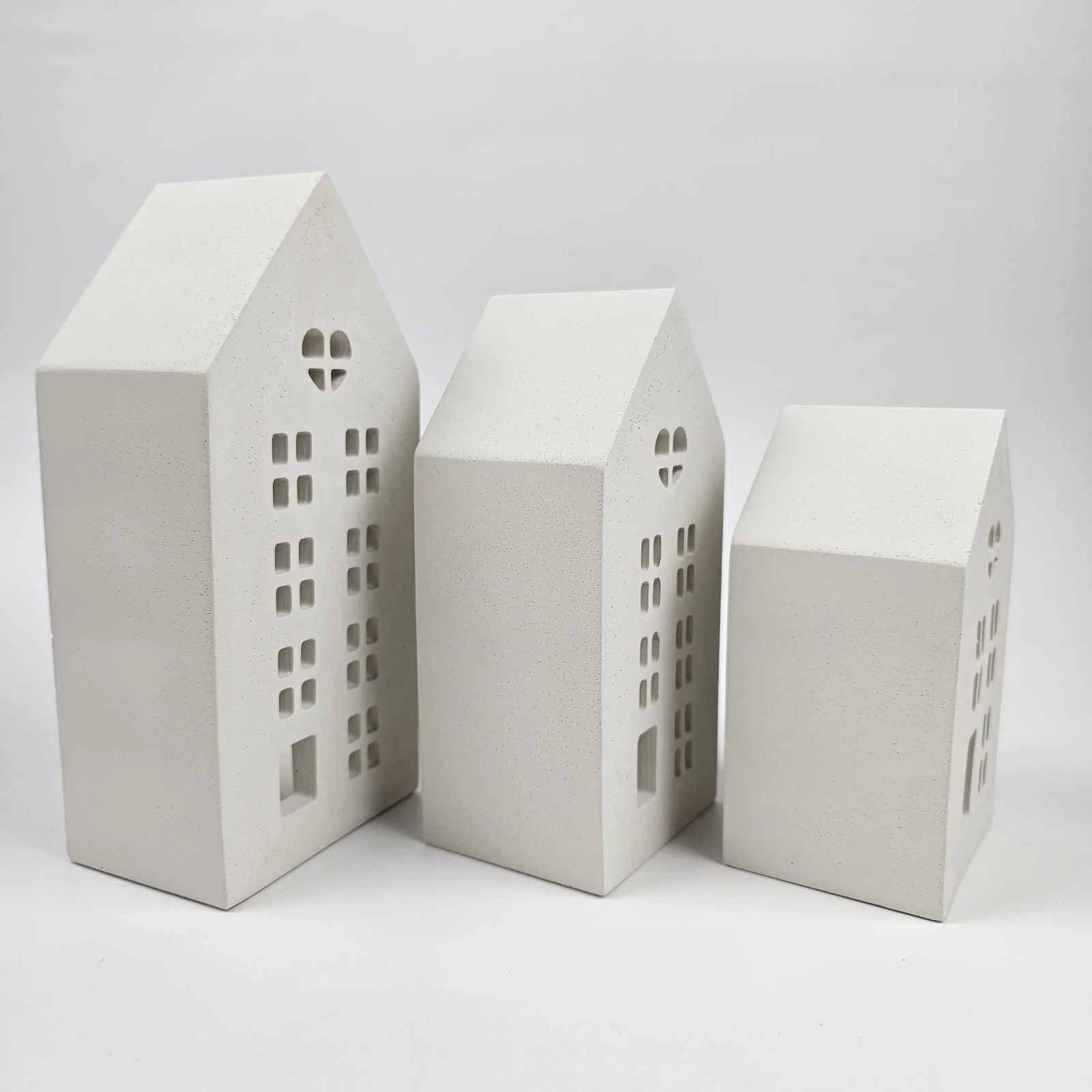 Geometryczne bryły domków dekoracyjnych z gipsu polimerowego widok z boku