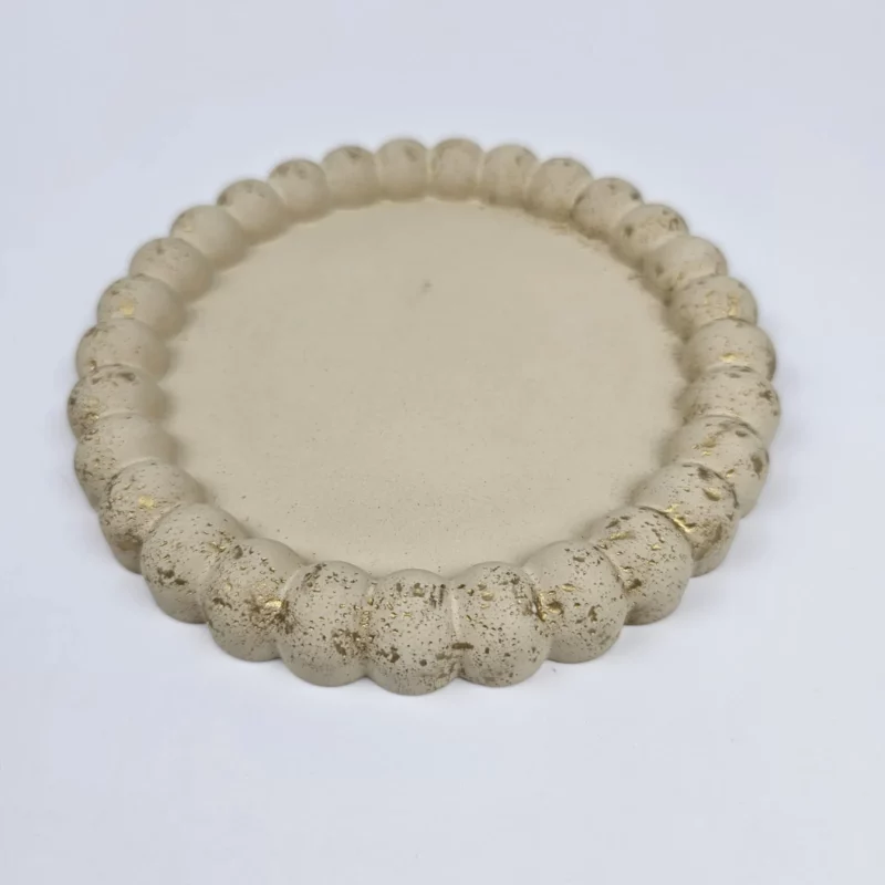 Ręcznie robiona okrągła podstawka typu bubble z gipsu polimerowego w kolorze beżowym ze złotymi zdobieniami, idealna na biżuterię.