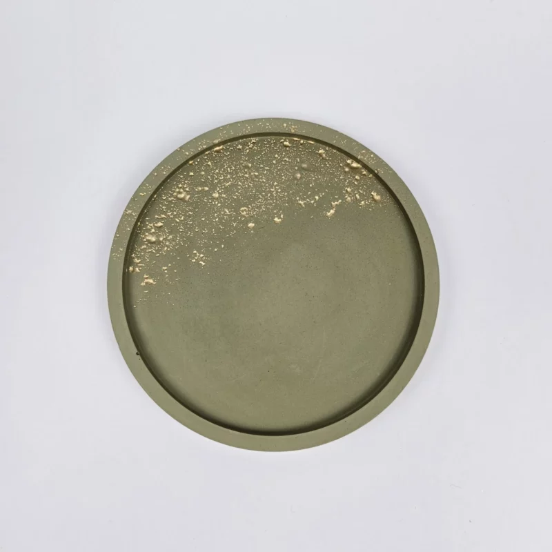 Oliwkowa taca z gipsu polimerowego ze złotym zdobieniem splatter, idealna jako podstawka na biżuterię.