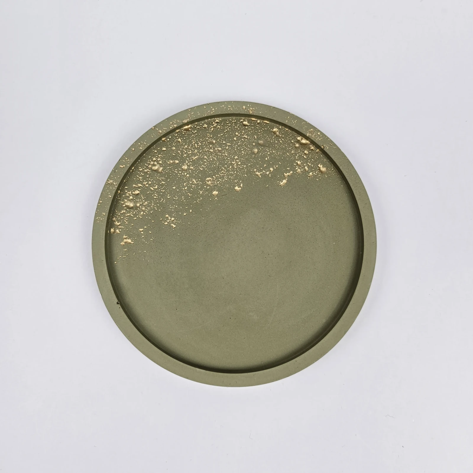 Oliwkowa taca z gipsu polimerowego ze złotym zdobieniem splatter, idealna jako podstawka na biżuterię.