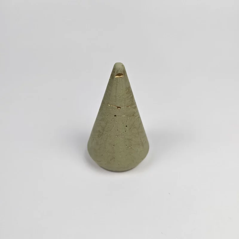 Oliwkowy stojak na pierścionki w kształcie stożka z gipsu polimerowego ze złotymi zdobieniami