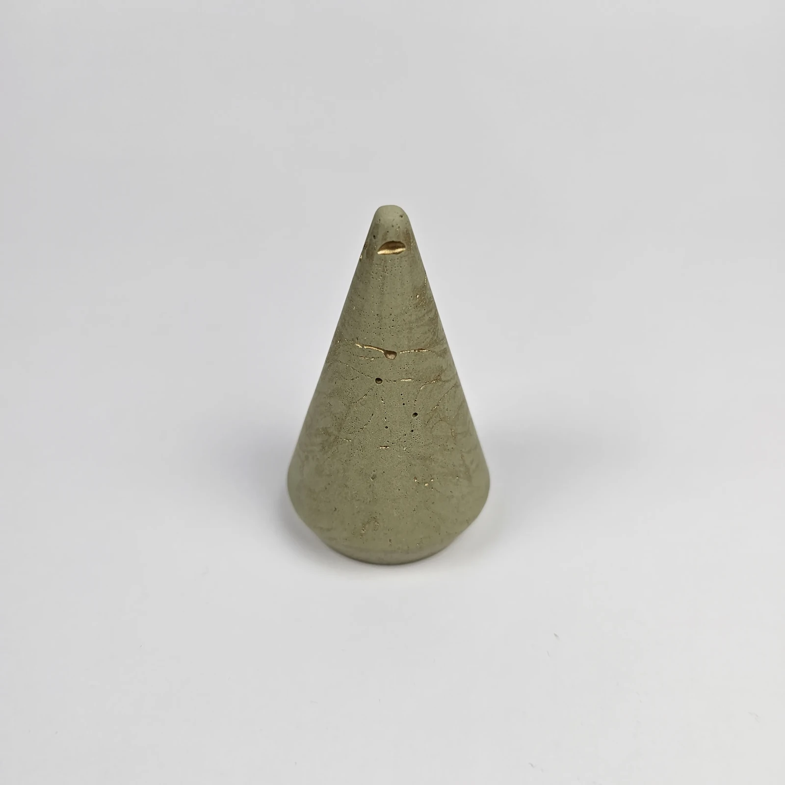 Oliwkowy stojak na pierścionki w kształcie stożka z gipsu polimerowego ze złotymi zdobieniami