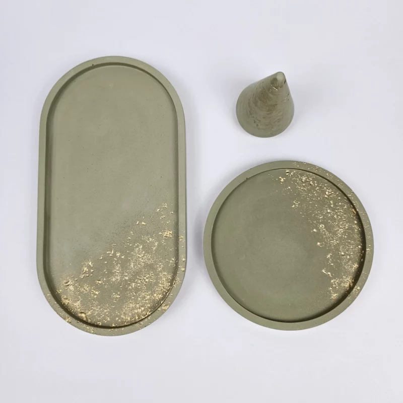 Oliwkowy zestaw podstawek z gipsu polimerowego ze złotym zdobieniem: taca owalna, okrągła podstawka i stożek na pierścionki.