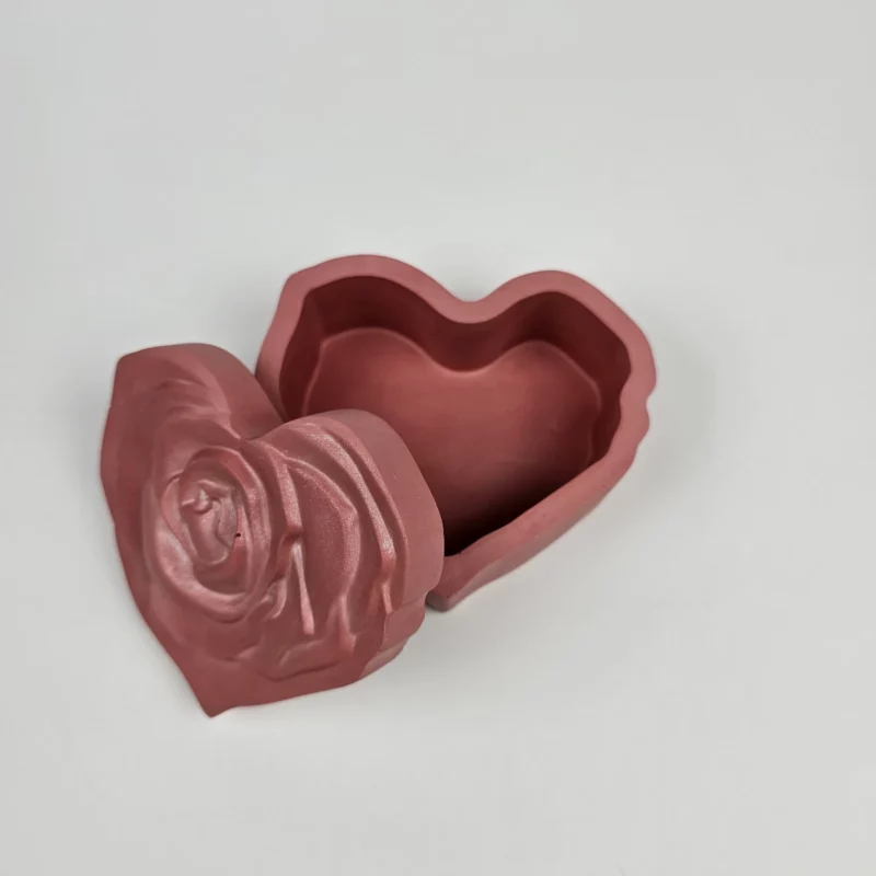 Otwarta szkatułka serce z odłożonym wieczkiem z różą