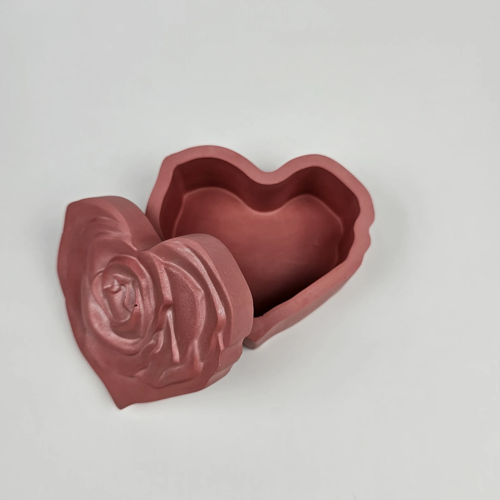 Otwarta szkatułka serce z odłożonym wieczkiem z różą