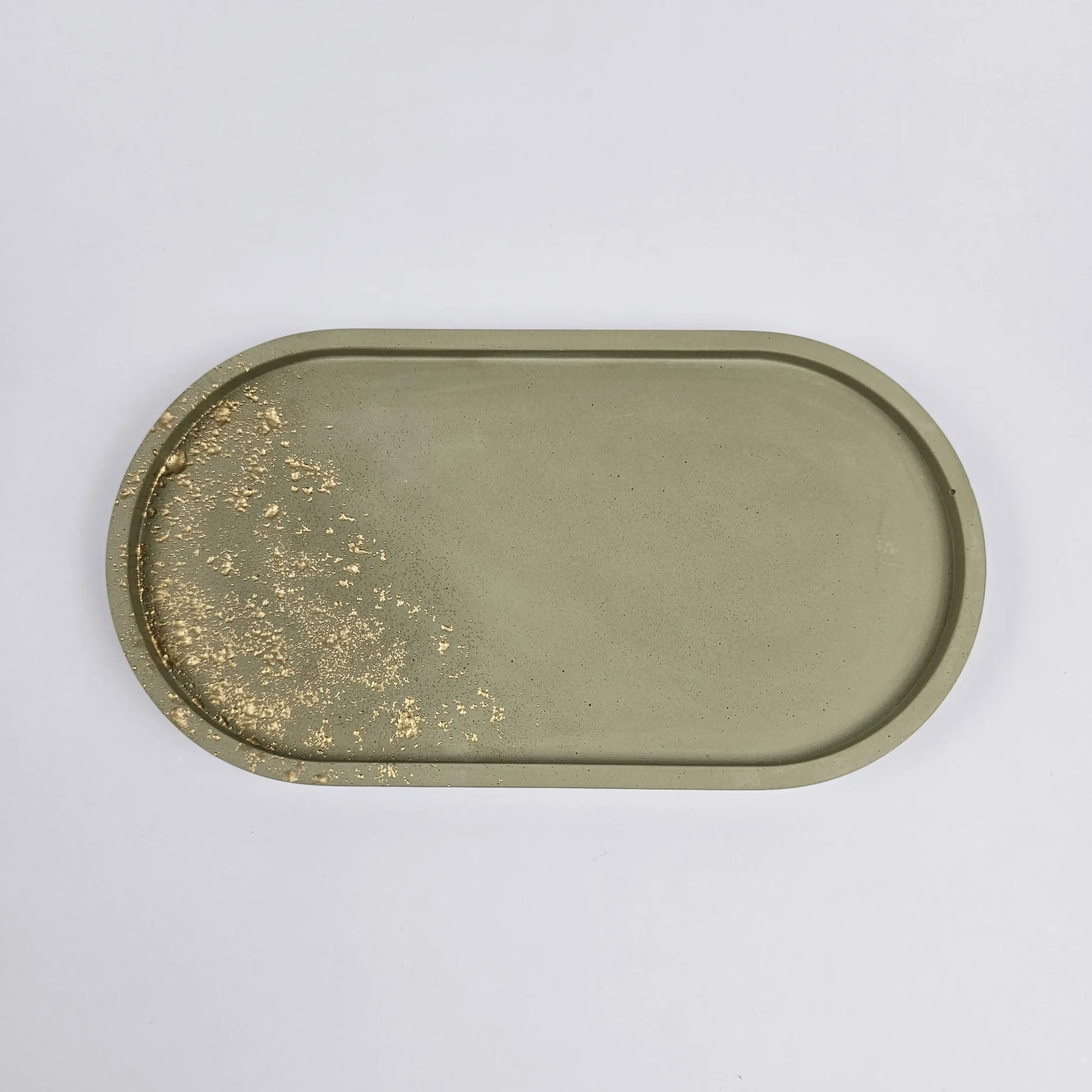 Oliwkowa owalna tacka dekoracyjna z gipsu polimerowego ze złotym zdobieniem typu splash widok z góry