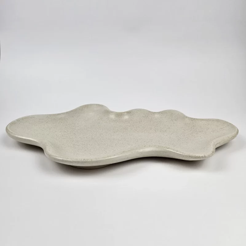 Boczny profil falistej podstawki na biżuterię z widoczną fakturą naturalnego piasku i matowym wykończeniem