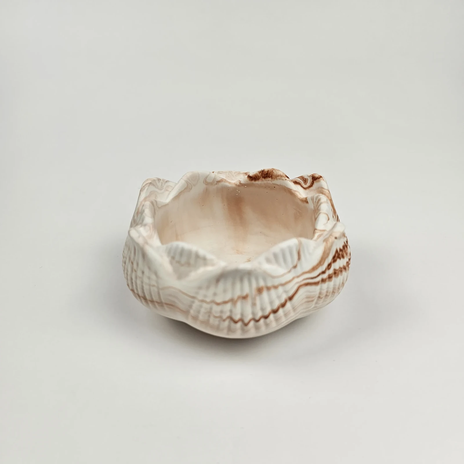 Wnętrze dekoracyjnej podstawki w kształcie lotosu wykonanej z ekologicznego gipsu, idealnej na biżuterię.