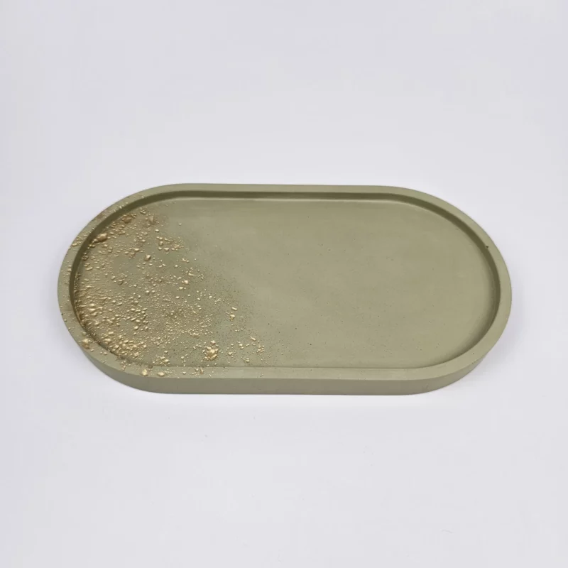 Ręcznie robiona owalna podstawka na biżuterię w kolorze zgaszonej zieleni z profilowanym brzegiem