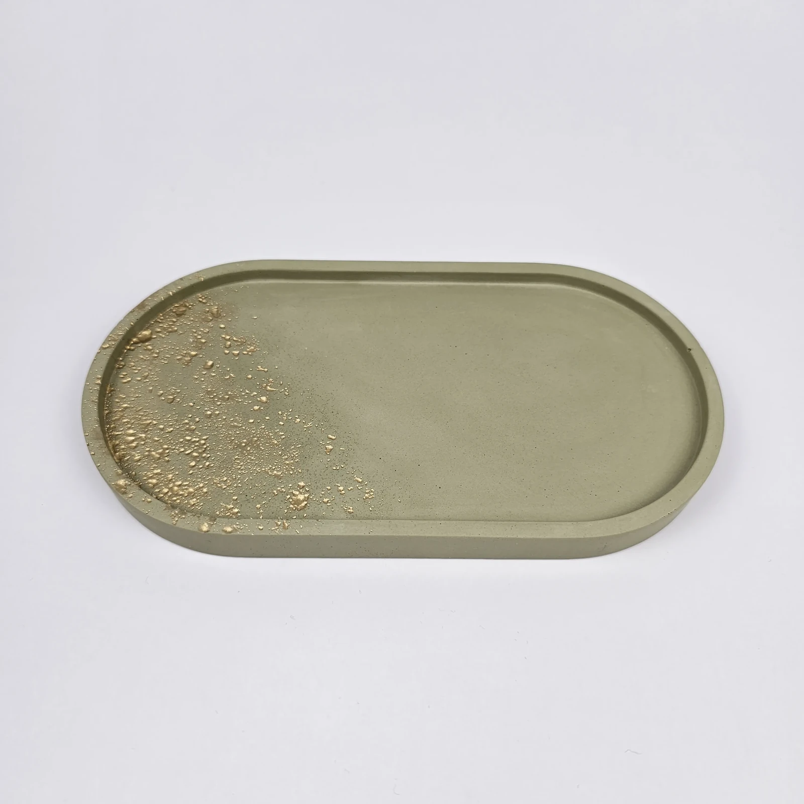 Ręcznie robiona owalna podstawka na biżuterię w kolorze zgaszonej zieleni z profilowanym brzegiem