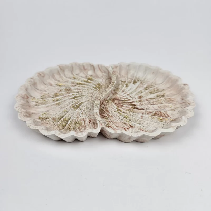Ręcznie robiona podwójna taca w kształcie muszli z gipsu polimerowego, marmurek beżowo-brązowy ze złotymi płatkami na biżuterię.
