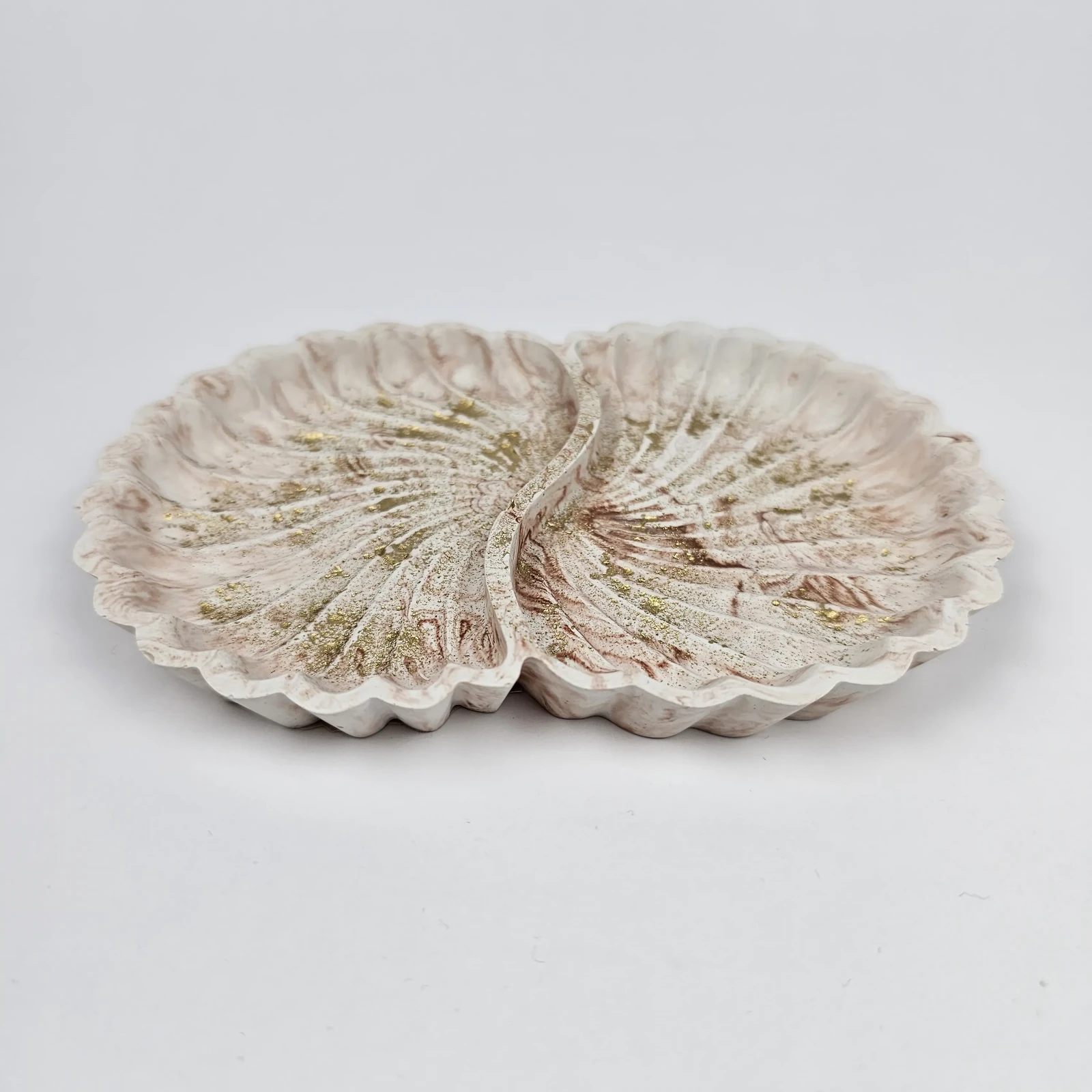 Ręcznie robiona podwójna taca w kształcie muszli z gipsu polimerowego, marmurek beżowo-brązowy ze złotymi płatkami na biżuterię.