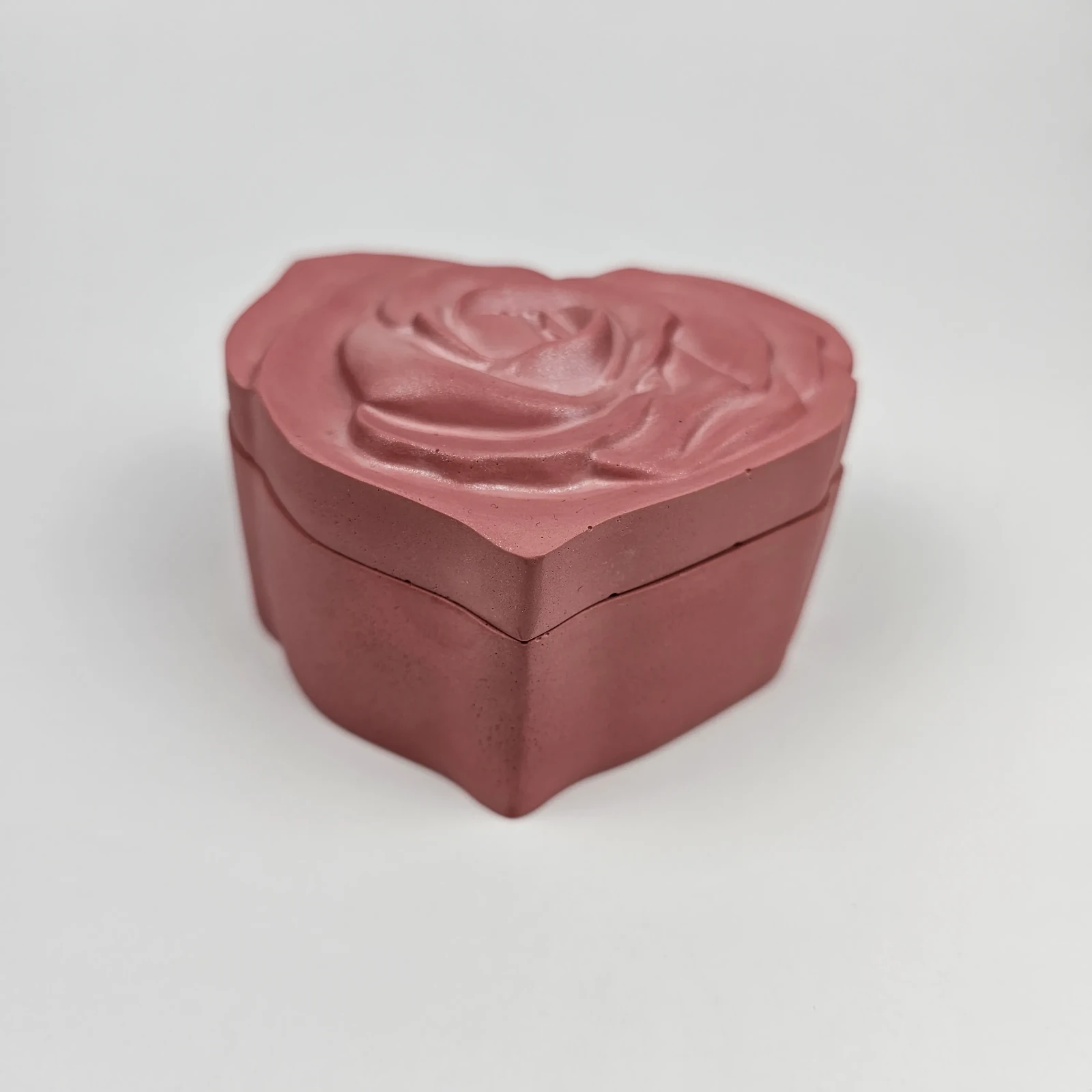 Zamknięta szkatułka serce z gipsu polimerowego widok z boku