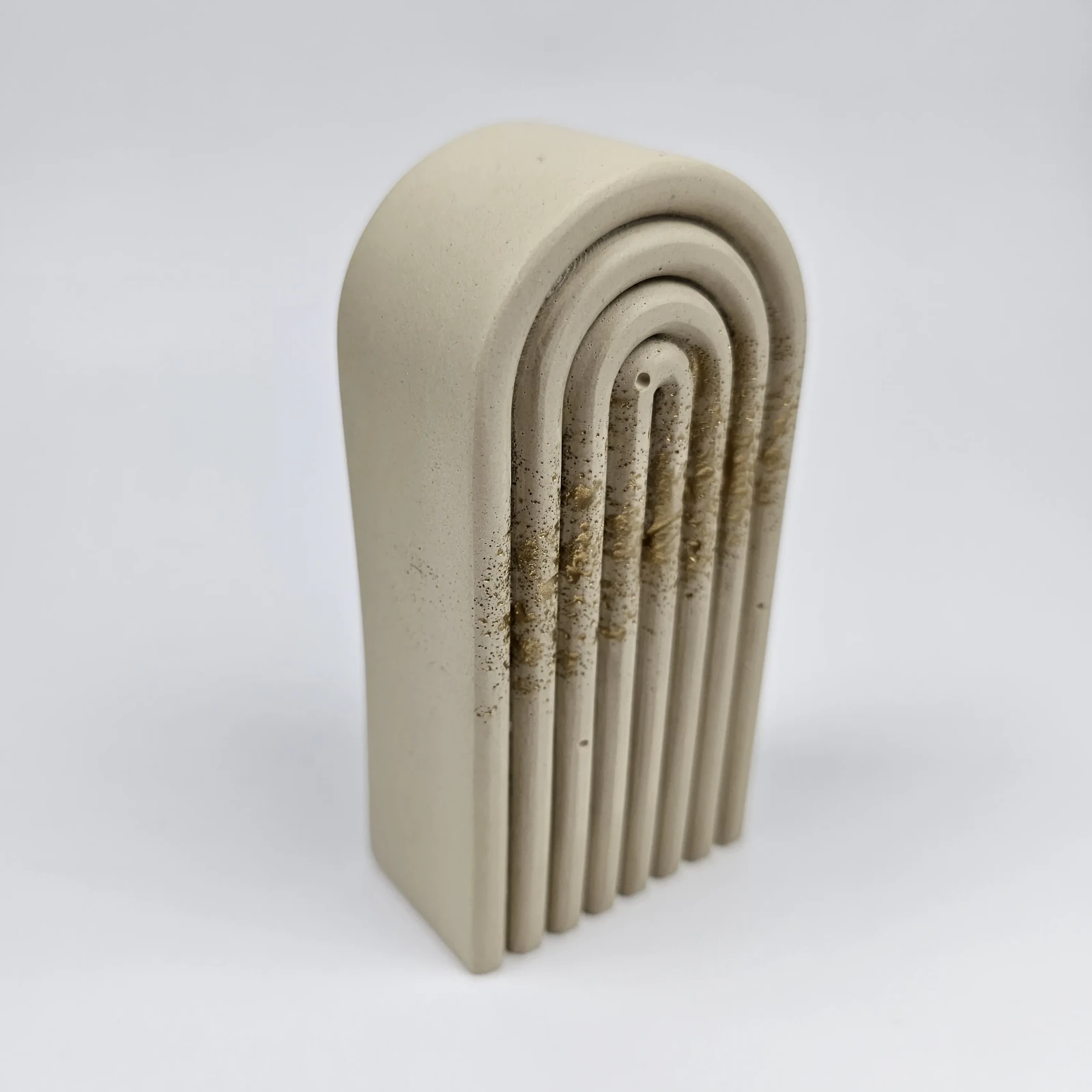 Boczny widok masywnej podpórki do książek w kształcie łuków, ukazujący grubość i stabilność materiału.