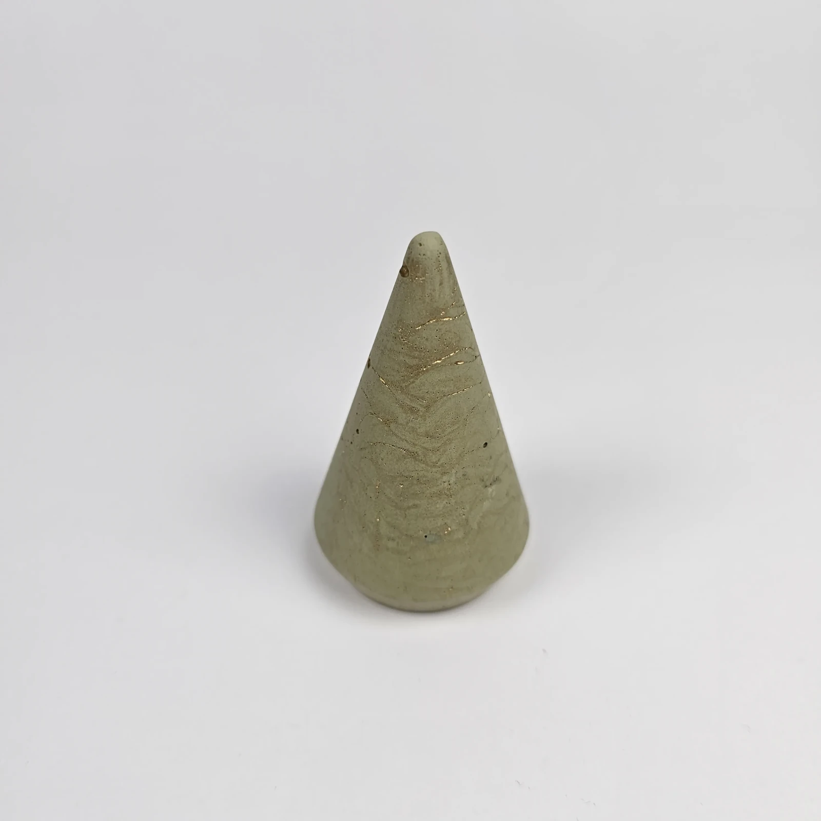 Ozdobny stożek na pierścionki na prezent wykonany ręcznie w Polsce.