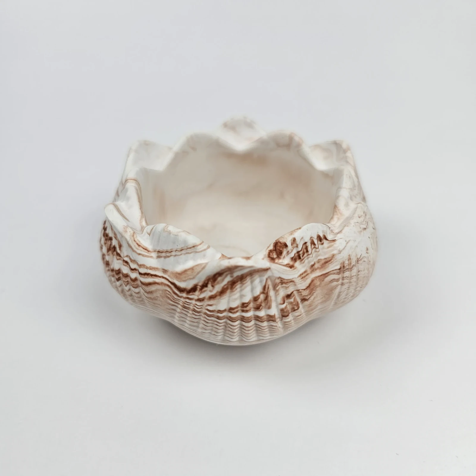 Ręcznie robiony świecznik w kształcie kwiatu lotosu z gipsu polimerowego w kolorze beżowo-brązowym z efektem marmurka.