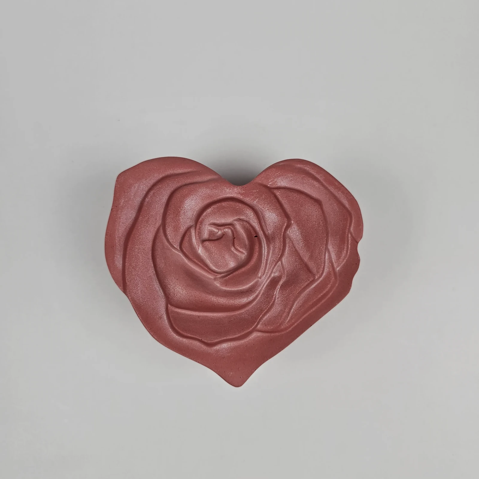 Ozdobne wieczko szkatułki w kształcie serca z płaskorzeźbą róży