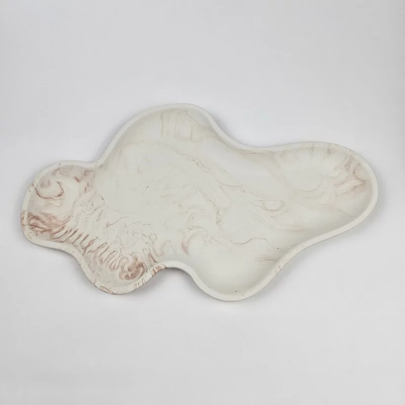 Beżowa, ręcznie robiona taca w kształcie chmurki z gipsu polimerowego o marmurkowym wzorze na biżuterię.